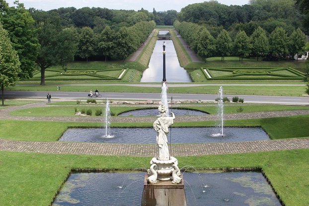 Blick auf die Statue der Pallas Athene und des Moritzkanal Kanal im Klever Garten